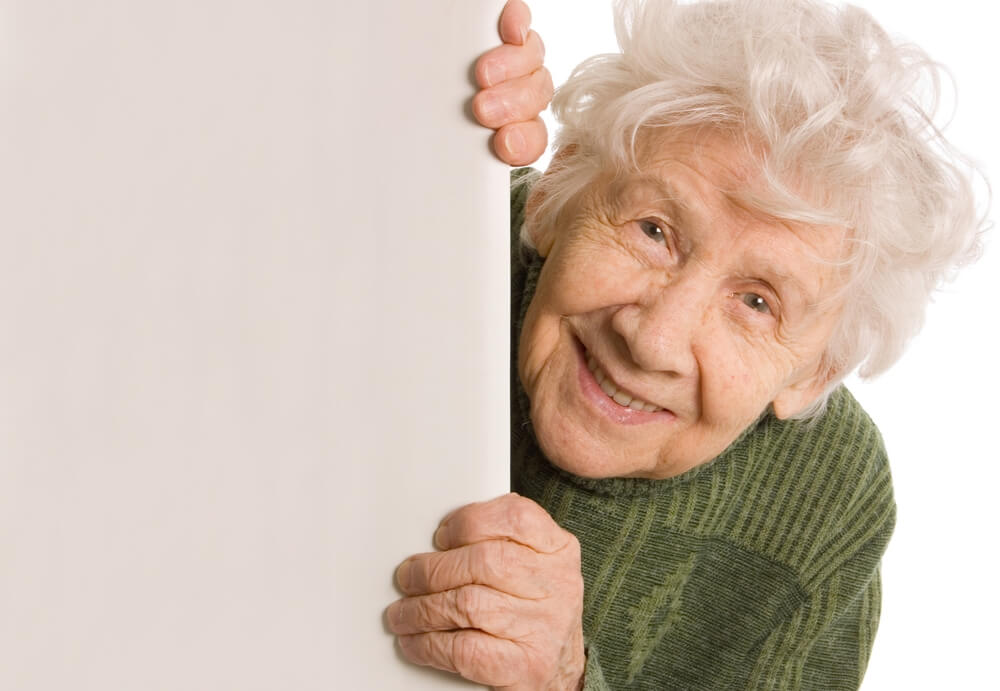 Schattige oudere vrouw