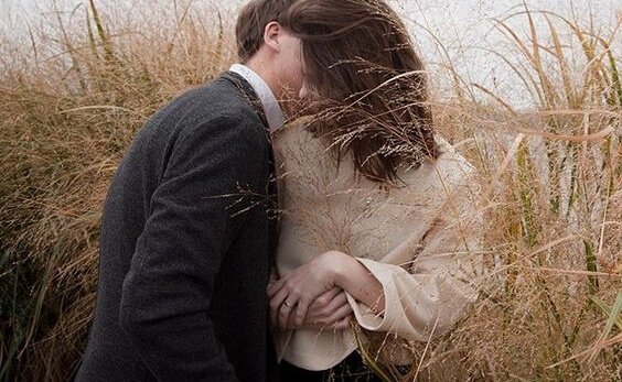 Fysieke aanraking: een van de vijf talen van liefde volgens Chapman