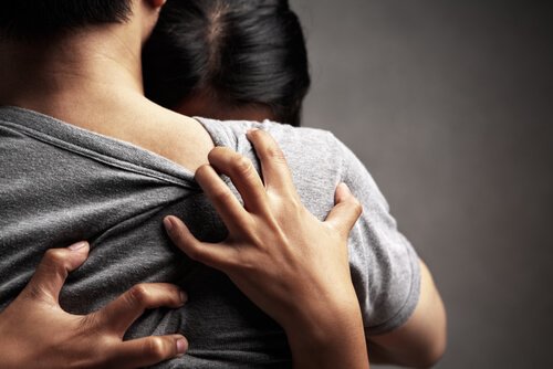 Meisje dat haar vriend zeer stevig knuffelt want ze is gevoelig voor emotionele afhankelijkheid
