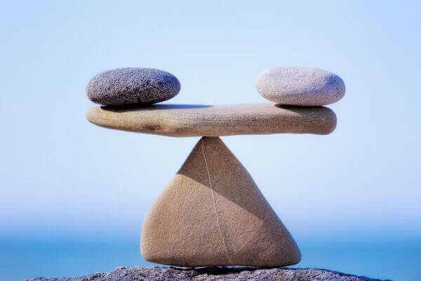 Twee stenen die in evenwicht worden gehouden