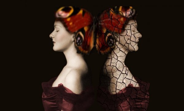 Twee vrouwen in licht en schaduw