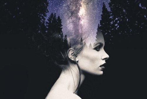 Gezicht van een vrouw waar een bos achter te zien is