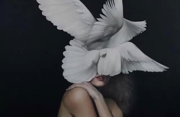 Vrouw met witte duiven