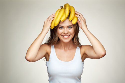 Vrouw met bananen op hoofd