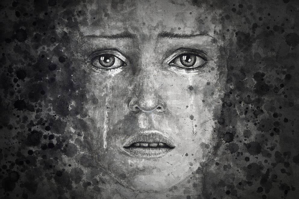 Wanhopige vrouw die denkt dat ze hoort te zwijgen