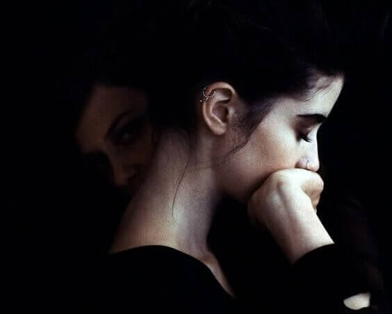 Meisje dat haar hand voor haar mond houdt