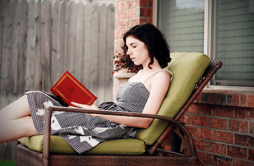 Boeken lezen op de veranda