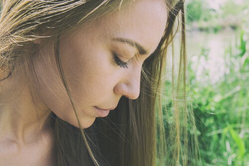 Vrouw die omlaag kijkt