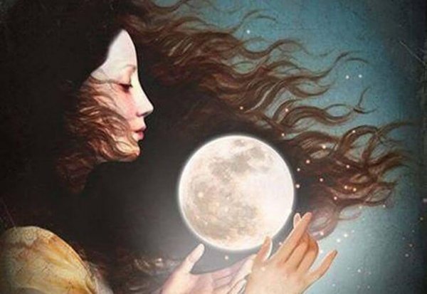 Vrouw die naar de maan kijkt vanwege haar vrouwelijke cyclus