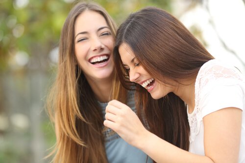Twee zussen die samen lachen