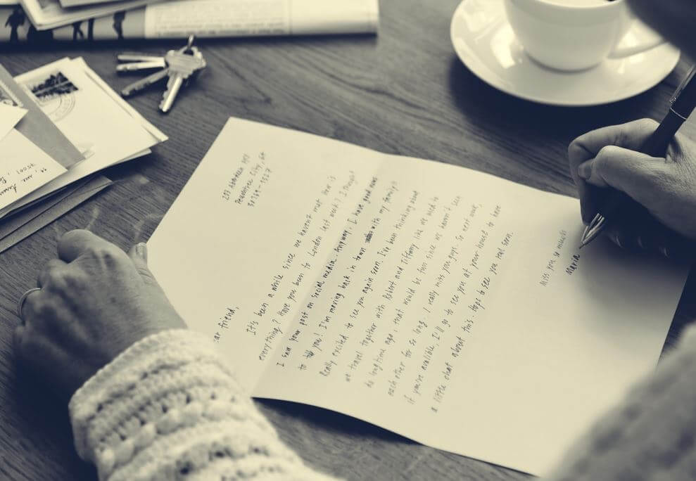Vrouw die een brief schrijft