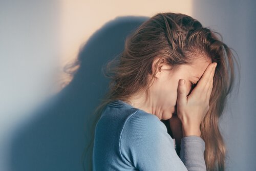Vrouw die huilt omdat ze het slachtoffer is van emotioneel misbruik