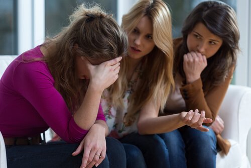 Meisje dat zich uitstort bij haar vriendinnen omdat ze slachtoffer is van emotioneel misbruik