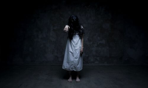 Bezeten meisje in donkere ruimte