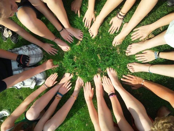 Foto van een groep vrienden die elkaars sociale identiteit bepalen