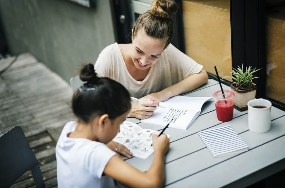Moeder die haar dochter helpt met haar huiswerk