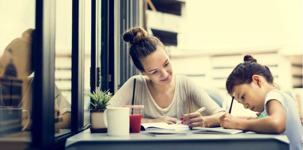 Moeder die haar dochter helpt met haar huiswerk
