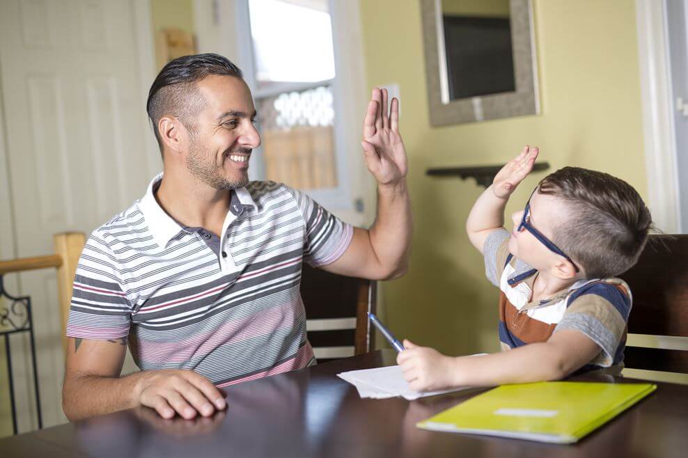 Vader die zijn zoon helpt met zijn huiswerk