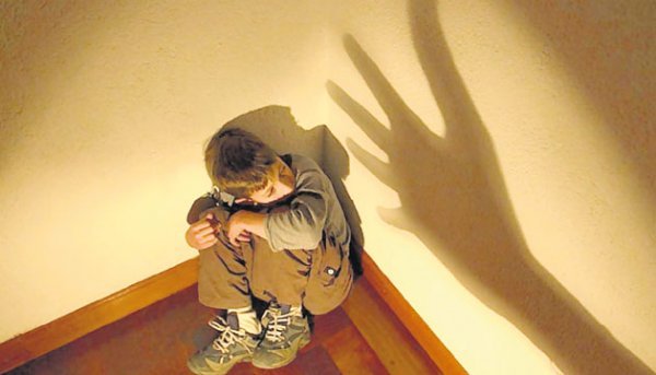 Jongetje dat mishandeld wordt