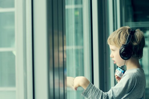 Kind met koptelefoon als voorbeeld van het effect van muziek