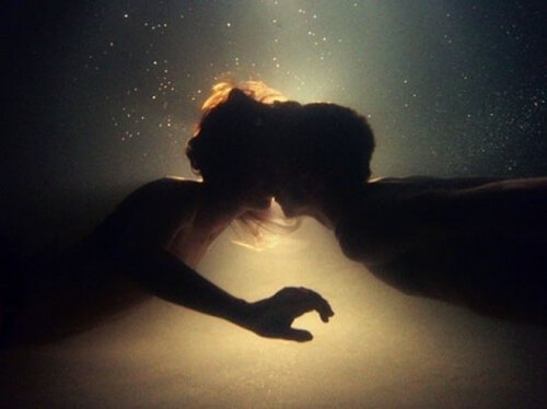 Stel geeft elkaar een kus onder water