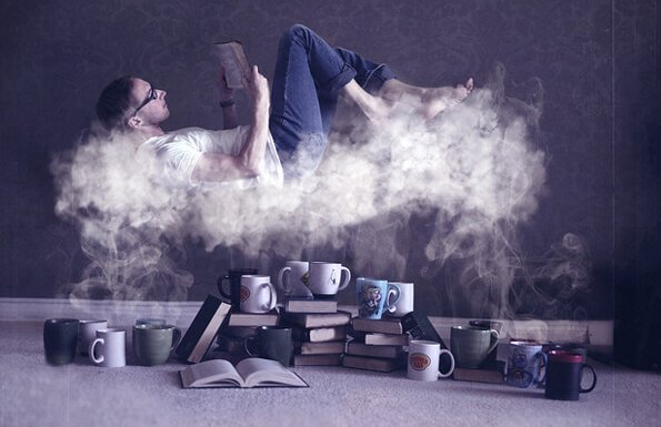 Man die ligt te lezen op een dunne wolk
