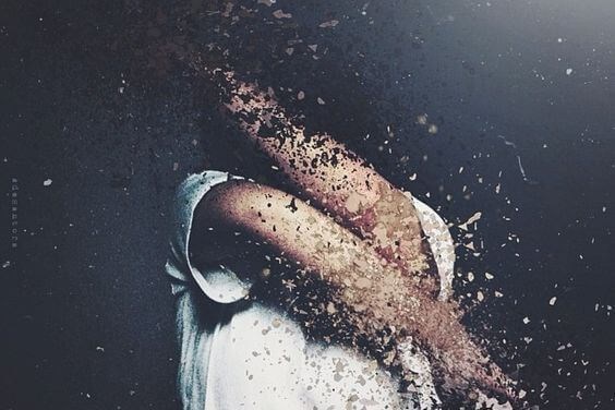 Vrouw die uit elkaar valt omdat ze haar lichaamsvorm niet kan accepteren