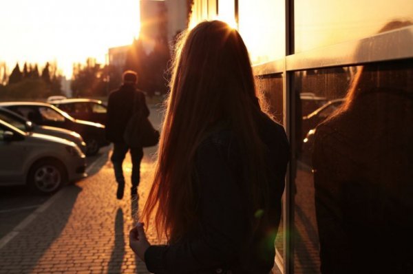 Meisje dat kijkt hoe haar vriend van haar wegloopt