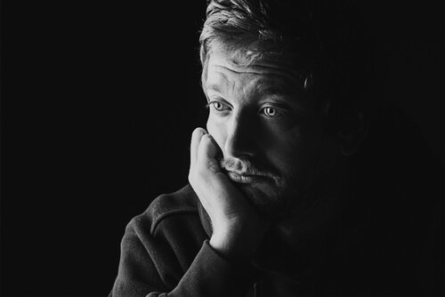 Man met angst om te vertrouwen