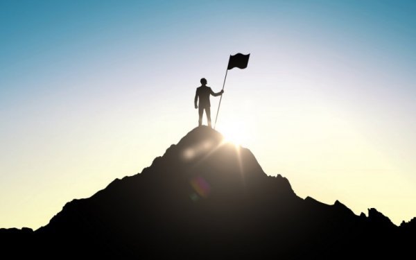 Man op de top van een berg