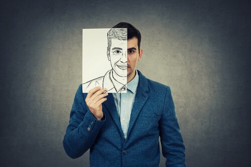 Man die een tekening voor zijn gezicht houdt