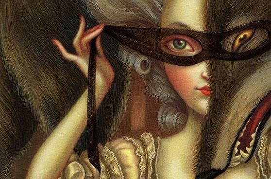 Vrouw die een masker bij zichzelf om doet als vorm van chantage