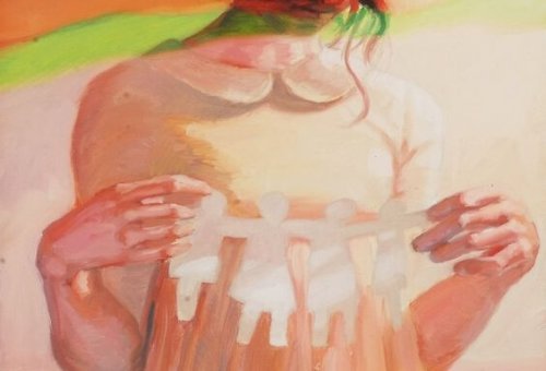 Vrouw maakt slinger van papieren poppetjes