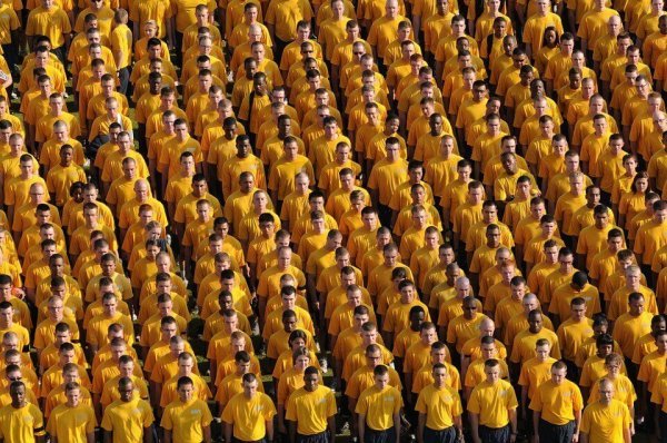 Een leger van mensen in dezelfde outfit die elkaars sociale identiteit bepalen