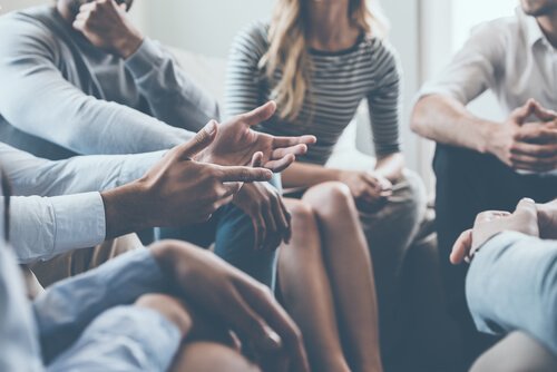 Vijf strategieën om een interessant gesprek te beginnen