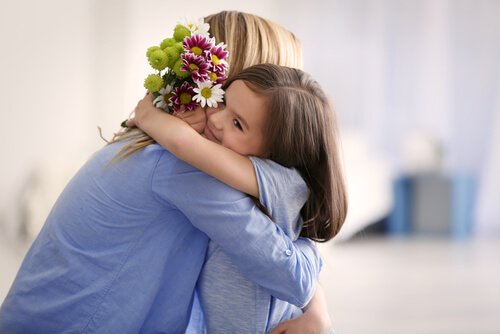 Moeder die haar dochter knuffelt, maar is ze moeder of vriendin?