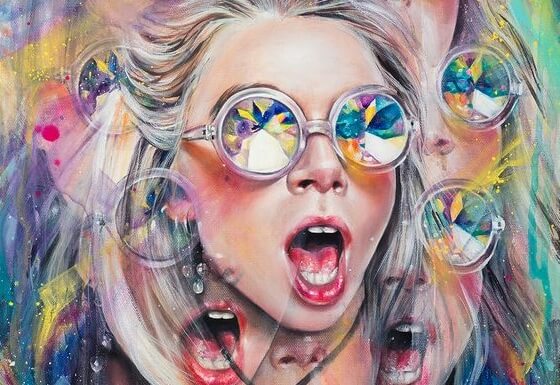 Meisje met een kleurrijke bril en een verbaasde blik op haar gezicht