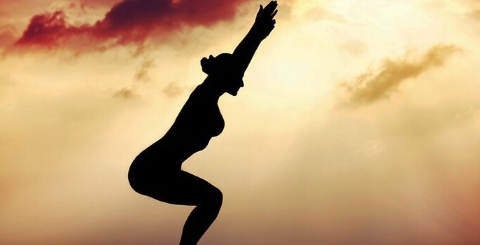 Vrouw die Tai Chi doet