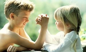 Oudere broers en zussen zijn tegelijk je superhelden en je beste vrienden