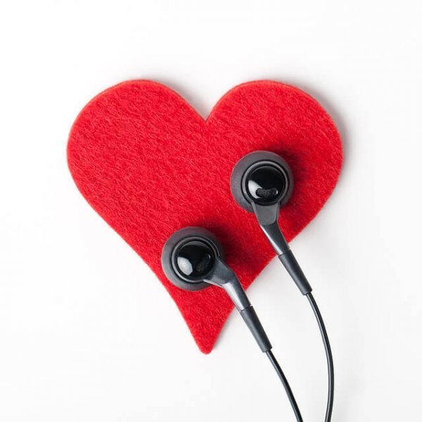 Oprecht luisteren naar het hart: oordopjes op je hart