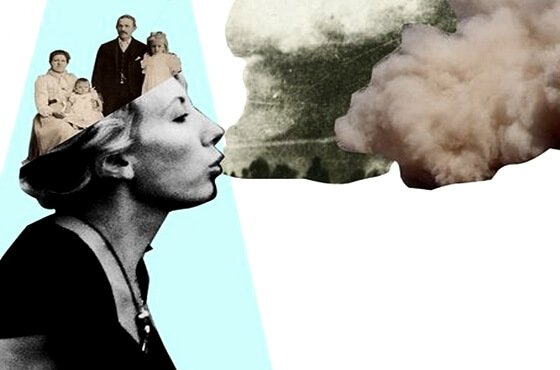 Vrouw met een oud gezin in haar houdt die wolken uit haar mond blaast