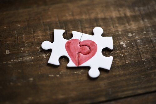 Twee puzzelstukjes met een hartje erop