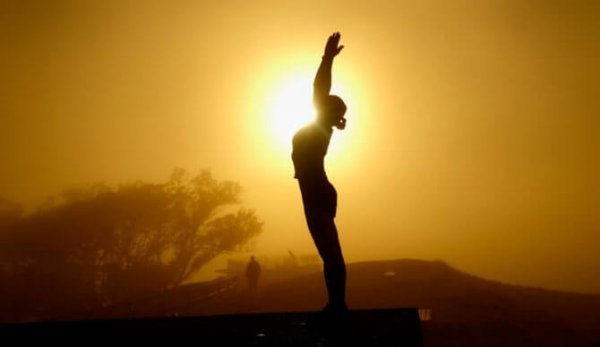 Vrouw die bij zonsopgang Tai Chi doet