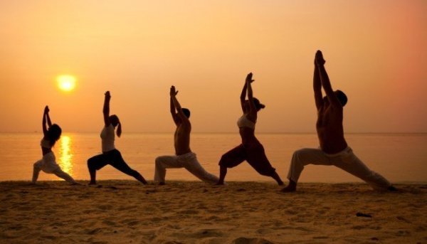 Mensen die op het strand Tai Chi doen