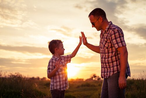 Vader die zijn zoon een high five geeft