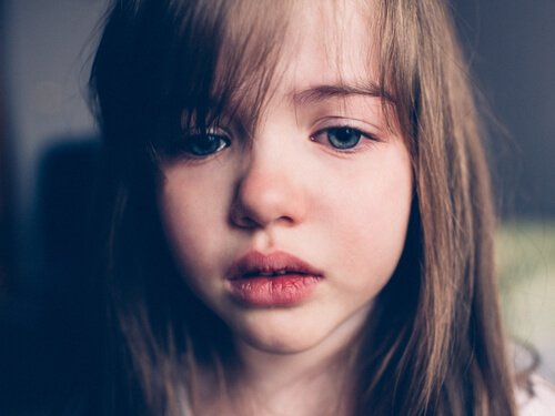 verdrietig-meisje Huilend meisje vanwege ouders die hun kinderen slaan