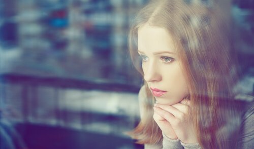 Verdrietige vrouw die nadenkt over haar gebrek aan zelfbeheersing