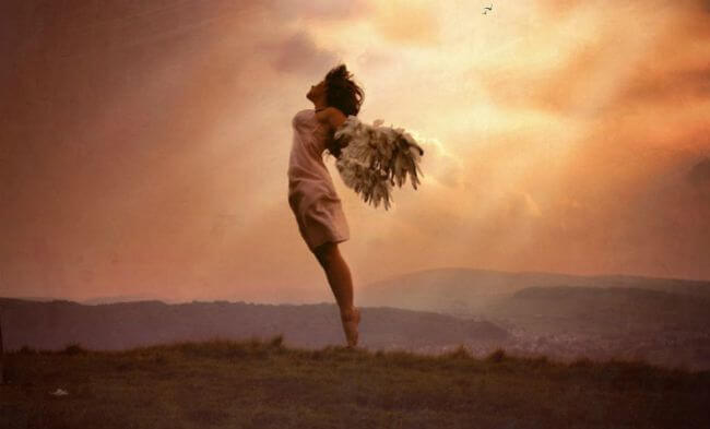 Vrouw die geniet van haar lichaamsvorm