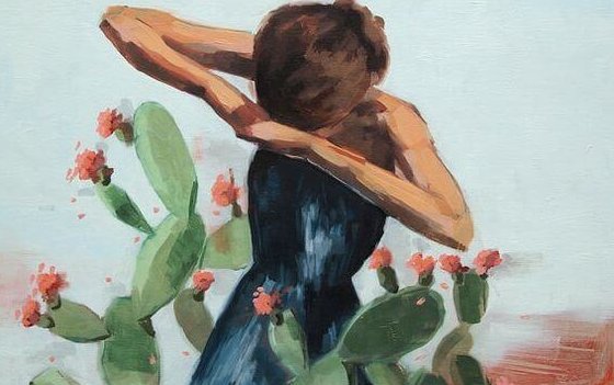Meisje dat tussen de cactussen staat