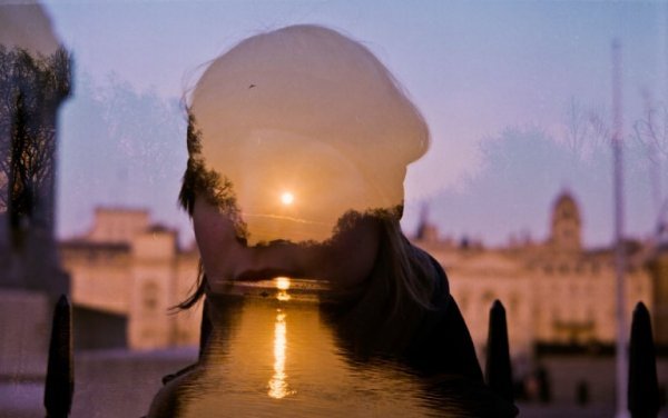 Vrouw kijkt uit over water